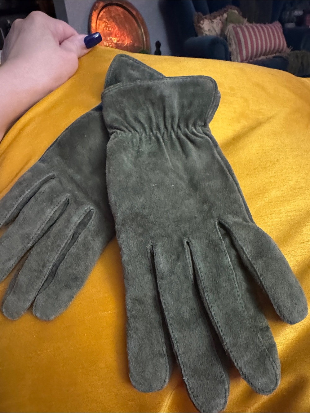 Source Unknown Olive Suede Women's Gloves with Gathered Wrist